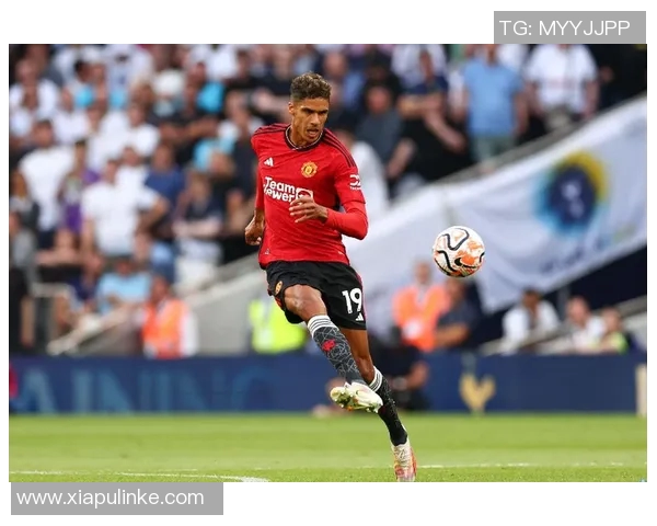 瓦拉内加盟曼联后的适应期与冠军后卫的成长之路